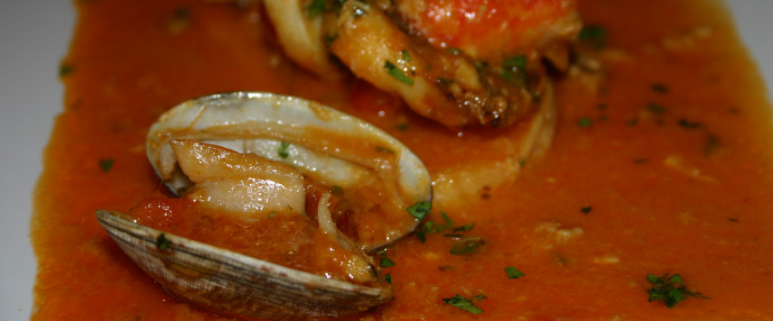 Detalle de almeja en trenzado de rape con crema de centollo