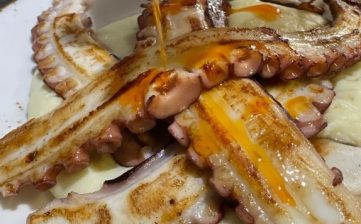 Pulpo a la brasa con parmentier